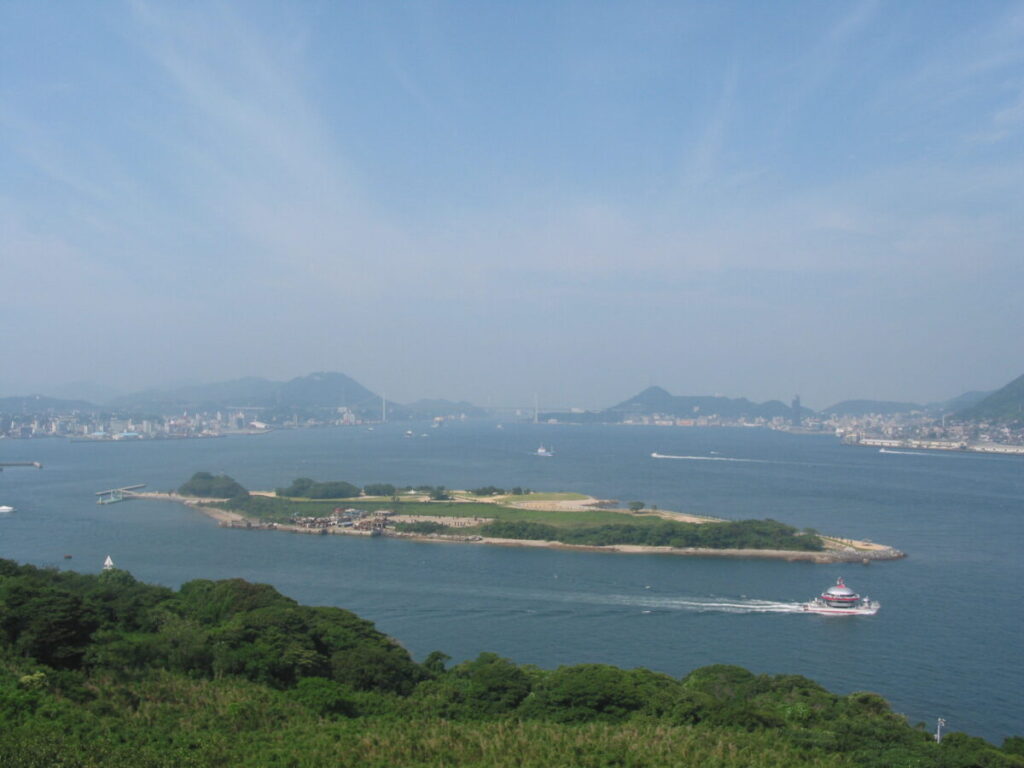 関門海峡に浮かぶ巌流島
