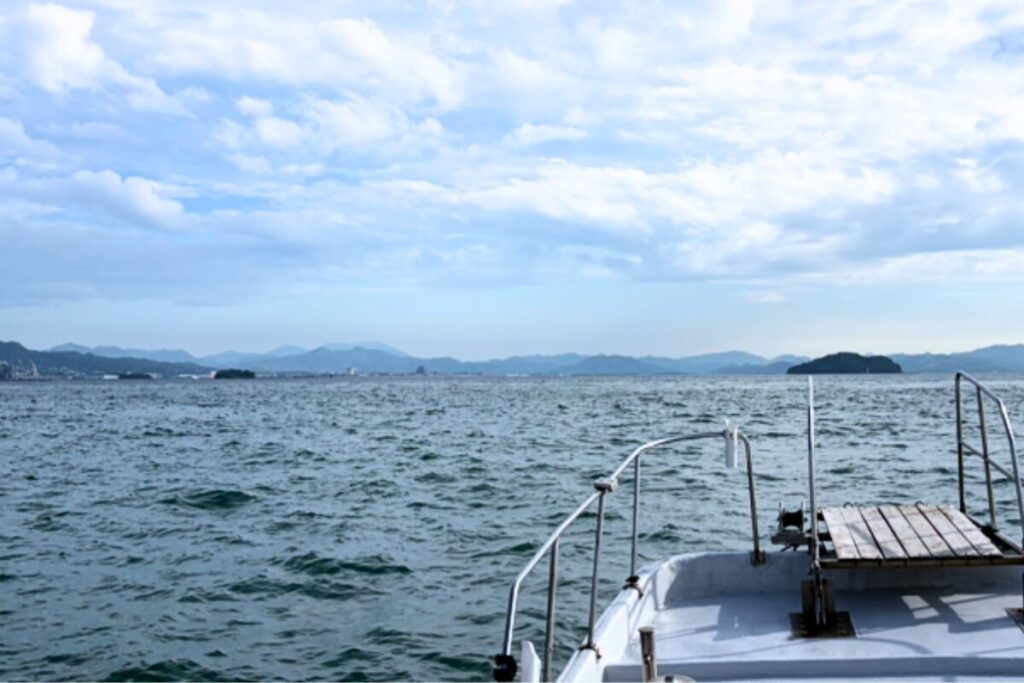 関門海峡の満珠・干珠島(遊漁船FOLK IN ONの船上から撮影)
