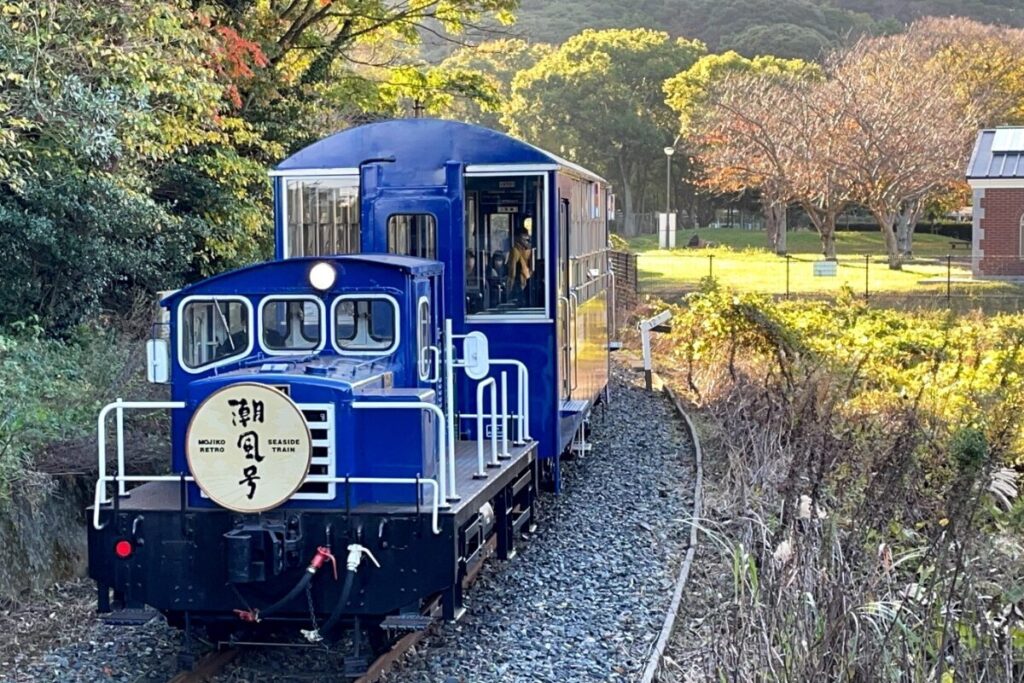 門司港レトロを走るレトロ列車潮風号