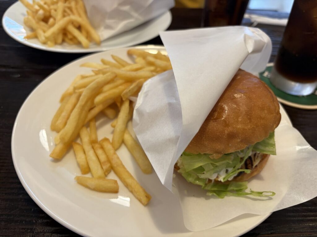 HUNGRYS BURGER LOUNGE ハングリーズのハンバーガーのセット
