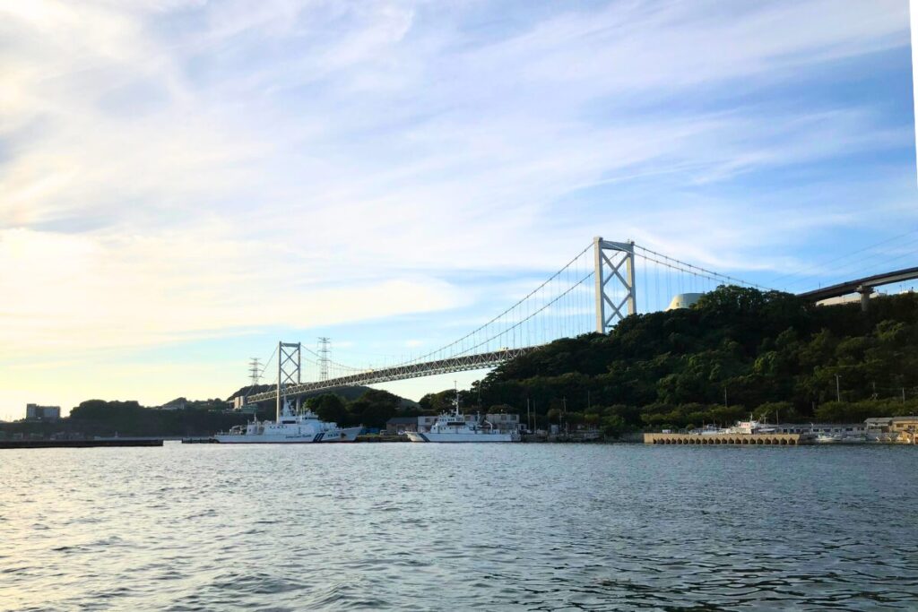 関門海峡を通過する船（遊漁船FOLK IN ON）