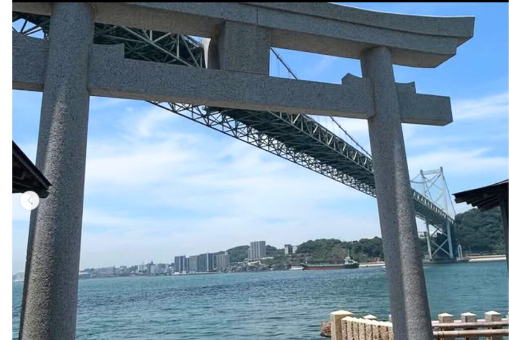 和布刈神社の鳥居の中から見た関門橋
