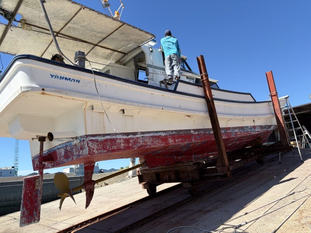 ヤンマーDE-41f(あらしお)で作業するFOLK IN ONの石田船長
