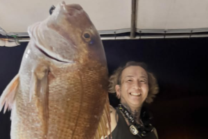 夜釣りで大鯛を釣ったお客様