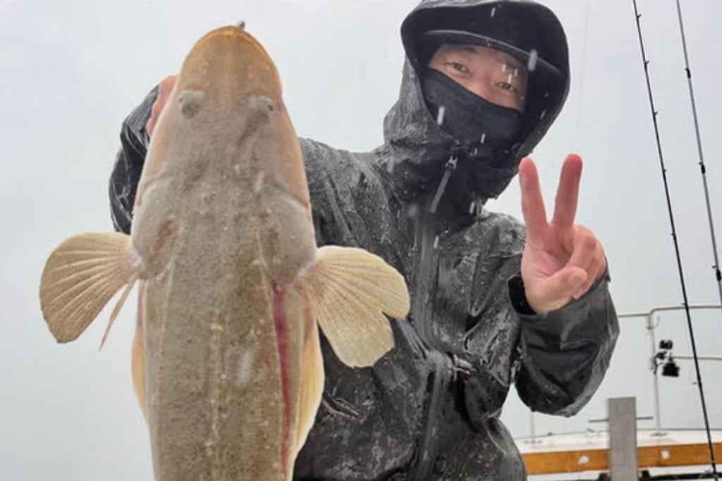 FOLK IN ONの船上でランカーコチを釣り上げたお客様