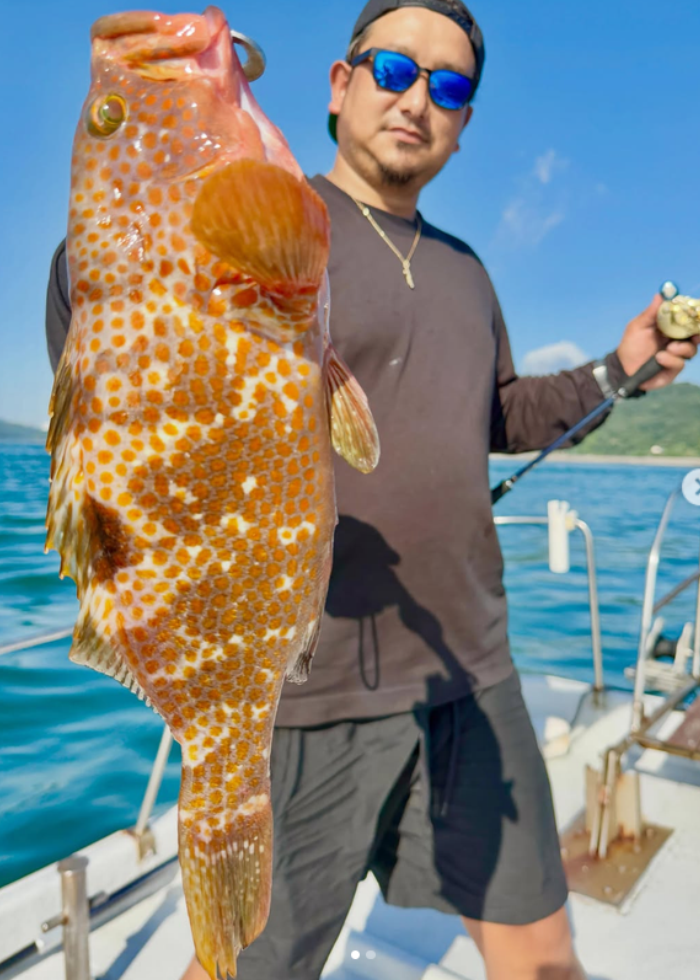 遊漁船FOLK IN ON号でランカーキジハタ（アコウ）を釣り上げたお客様