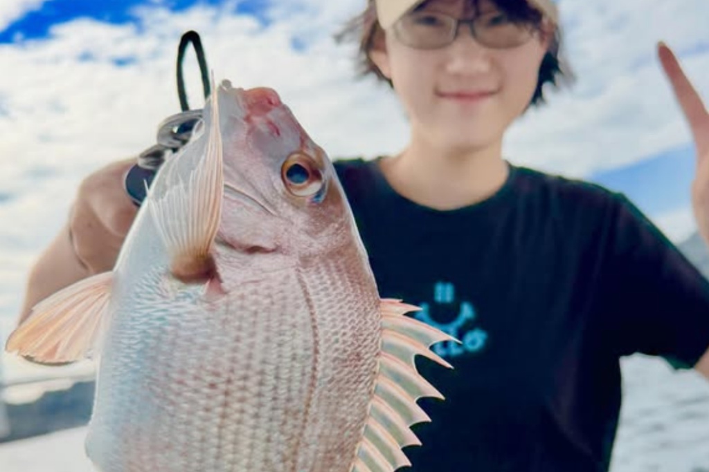 関門海峡マダイを釣り上げたゲストさん（FOLK IN ONのタイラバ船上）